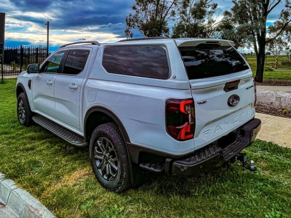 Hardtop mit elektrisch angesteuerten aufklappbaren Seitenscheiben + Heckscheibe, kabinenhoch, in Wagenfarbe lackiert für Ford Ranger RAPTOR Doppelkabiner, Modell 2023